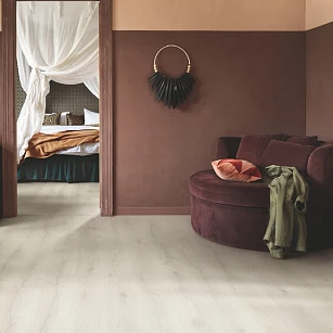 Плитка ПВХ Pergo Classic Plank Glue V3201-40163 Дуб Горный светлый 1256*194*2,5 (3,655) в интерьере