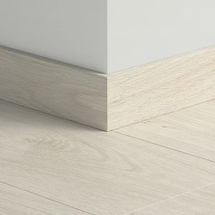 Плинтус ПВХ прямой для LVT Pergo PGVSK40020 Дуб Нордик белый 2400х12х58 в интерьере