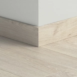 Плинтус ПВХ прямой для LVT Pergo PGVSK40095 Дуб деревенский светлый 2400х12х58 в интерьере