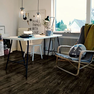 Плитка ПВХ Pergo Modern Plank Click V3131-40091 Дуб Сити Черный 1510*210*4,5 (2,22) в интерьере