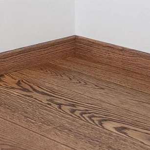 Плинтус шпонированный Tarkett OAK ANTIQUE BRUSH 80х20х2400 в интерьере