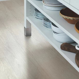 Плитка ПВХ Pergo Modern Plank Glue V3231-40082 Дуб Светло-серый 1515*217*2,5 (3,616) в интерьере