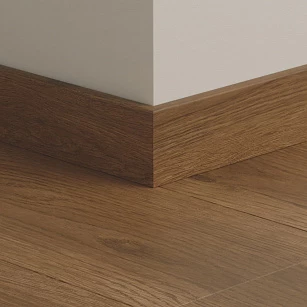 Плинтус ПВХ прямой для LVT Pergo PGVSK40019 Дуб кофейный натуральный 2400х12х58 в интерьере