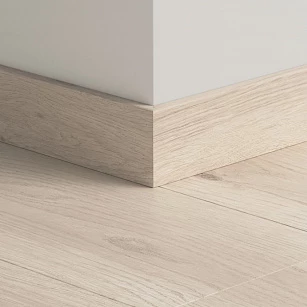 Плинтус ПВХ прямой для LVT Pergo PGVSK40017 Дуб современный серый 2400х12х58 в интерьере