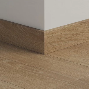 Плинтус ПВХ прямой для LVT Pergo PGVSK40102 Дуб горный темный 2400х12х58 в интерьере
