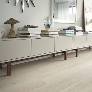 Плитка ПВХ Pergo Modern Plank Glue V3231-40079 Дуб Светлый выбеленный 1515*217*2,5 (3,616) в интерьере