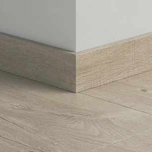 Плинтус ПВХ прямой для LVT Pergo PGVSK40107 Дуб морской серый 2400х12х58 в интерьере