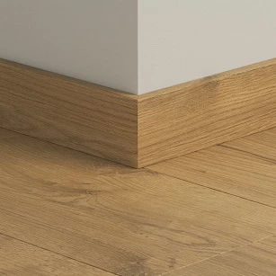 Плинтус ПВХ прямой для LVT Pergo PGVSK40224 Дуб Коттеджный Светлый 2400х12х58 в интерьере