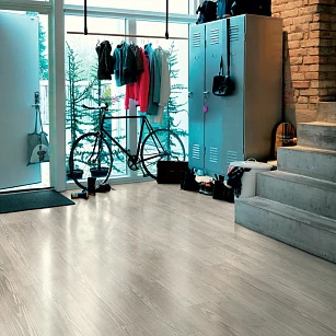 Плитка ПВХ Pergo Classic Plank Glue V3201-40054 Сосна Шале Светло-Серая 1256*194*2,5 (3,655) в интерьере