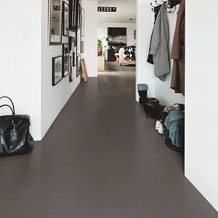 Плитка ПВХ Pergo Tile Glue V3218-40143 Минерал Современный Черный 1305*327*2,5 (3,841) в интерьере